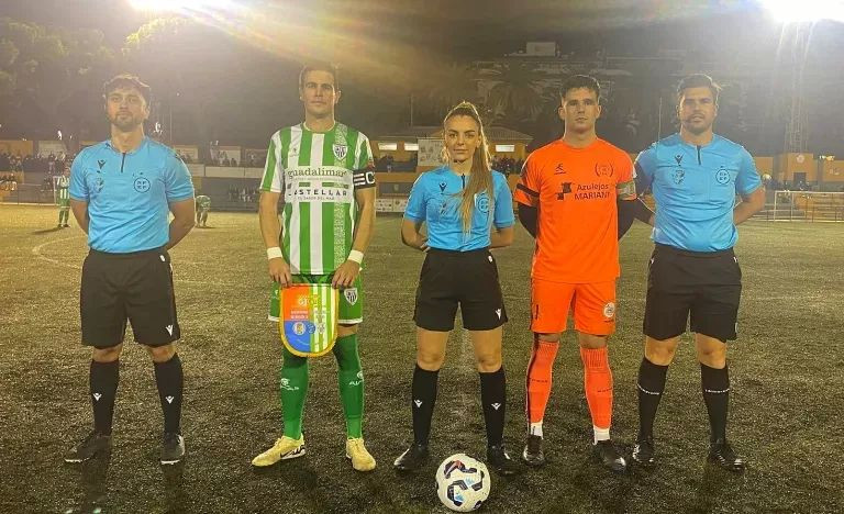 Alcázar y Pinalla junto a Talía Colmenero y su equipo arbitral | Foto: Recreativo de Bailén CF